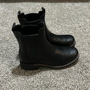 Black Chelsea boots 7.5